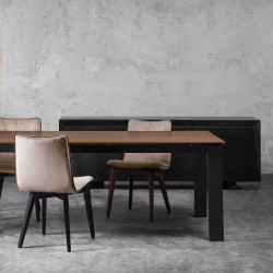 Dama 588 három ajtós tömör dió komód biztonsági üveggel