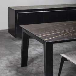 Dama 588 három ajtós tömör dió komód biztonsági üveggel