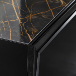 Dama 588 három ajtós tömör dió komód biztonsági üveggel