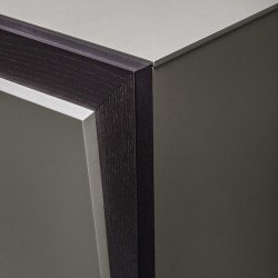 Dama 588 három ajtós tömör dió komód biztonsági üveggel