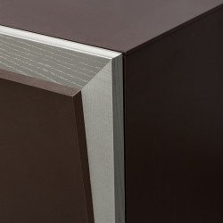 Dama 588 három ajtós tömör dió komód biztonsági üveggel