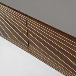 Optik 586 három ajtós komód biztonsági üveggel