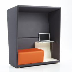 Circuit Private egy asztallal és egy fotellel magas háttámlával - privát panellel 03 Ügyfélvárók Diemme