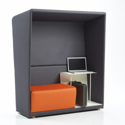 Circuit Private egy asztallal és egy fotellel magas háttámlával - privát panellel