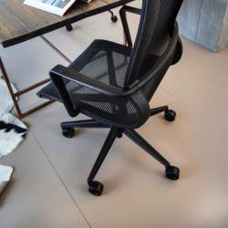 Liberty állítható magasságú fõnöki forgószék magas háttámlával - hálós - fix fekete kartámasszokkal - 5-ágú csillag alakú központi görgõs lábbal