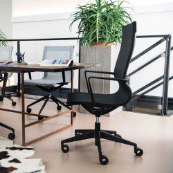 Liberty állítható magasságú fõnöki forgószék magas háttámlával - hálós - fix fekete kartámasszokkal - 5-ágú csillag alakú központi görgõs lábbal