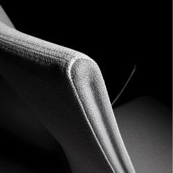 Velvet állítható magasságú kárpitozott fõnöki forgószék magas háttámlával - fix fekete kartámasszokkal - 5-ágú csillag alakú központi görgõs lábbal