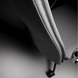 Velvet állítható magasságú kárpitozott fõnöki forgószék magas háttámlával - fix fekete kartámasszokkal - 5-ágú csillag alakú központi görgõs lábbal