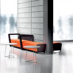 Circuit kárpitozott kétszemélyes kanapé keretes kartámasszal