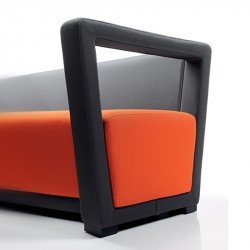 Circuit kárpitozott kétszemélyes kanapé keretes kartámasszal