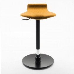 Obló kárpitozott bárszék hintamechanikával