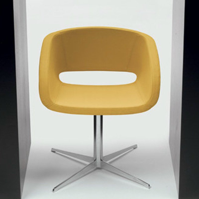 Vanity kárpitozott karosszék négy élû alumínium központi lábbal