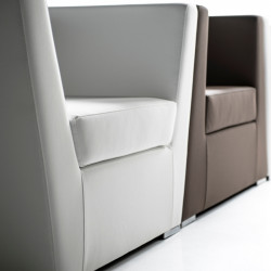 Double kárpitozott fotel nyitott karfákkal