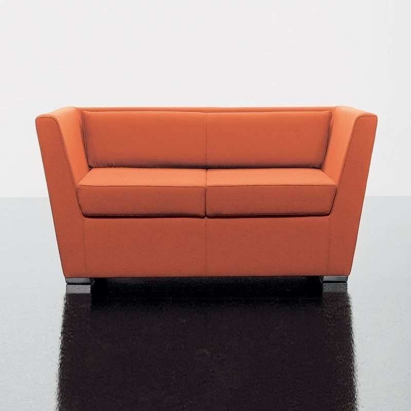 Double kárpitozott kétszemélyes kanapé nyitott karfákkal