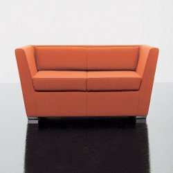 Double kárpitozott kétszemélyes kanapé nyitott karfákkal