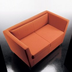 Double kárpitozott kétszemélyes kanapé nyitott karfákkal