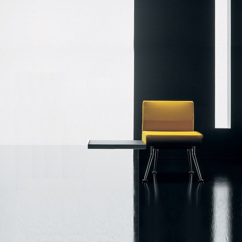 Ypsilon kárpitozott együléses kanapé kisasztallal karfák nélkül