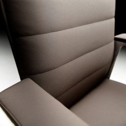 Halfpipe kárpitozott irodai szék állítható magassággal - magas háttámlával