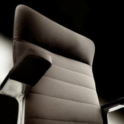 Halfpipe kárpitozott irodai szék állítható magassággal - magas háttámlával