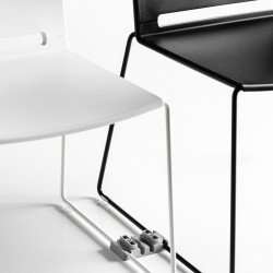 Slim polipropilén vázas szék fehér vagy fekete szánkótalpas lábbal