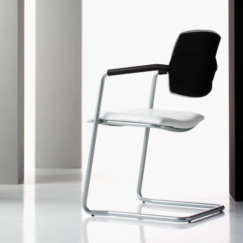 Ariel kárpitozott festett alumínium vázas karosszék