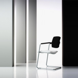 Ariel kárpitozott festett alumínium vázas karosszék