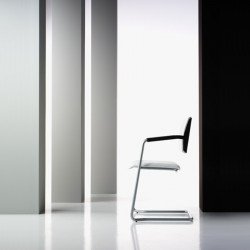 Ariel kárpitozott festett alumínium vázas karosszék