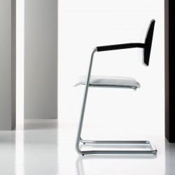 Ariel kárpitozott festett alumínium vázas karosszék