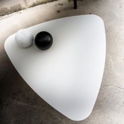 Bread fehér háromszög alakú dohányzóasztal - fehér lakkozott tölgy lábbal