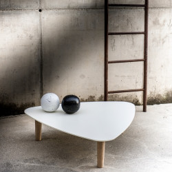 Bread fehér háromszög alakú dohányzóasztal - natúr tölgy lábbal